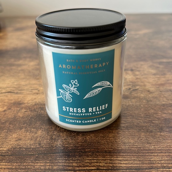 Bath and body works stress relief scented candle eucalyptus tea 7 oz - Picture 2 of 4